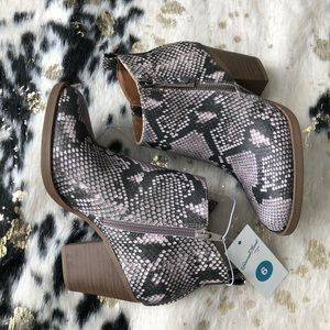 NWT Universal Thread Target Ankle Boots